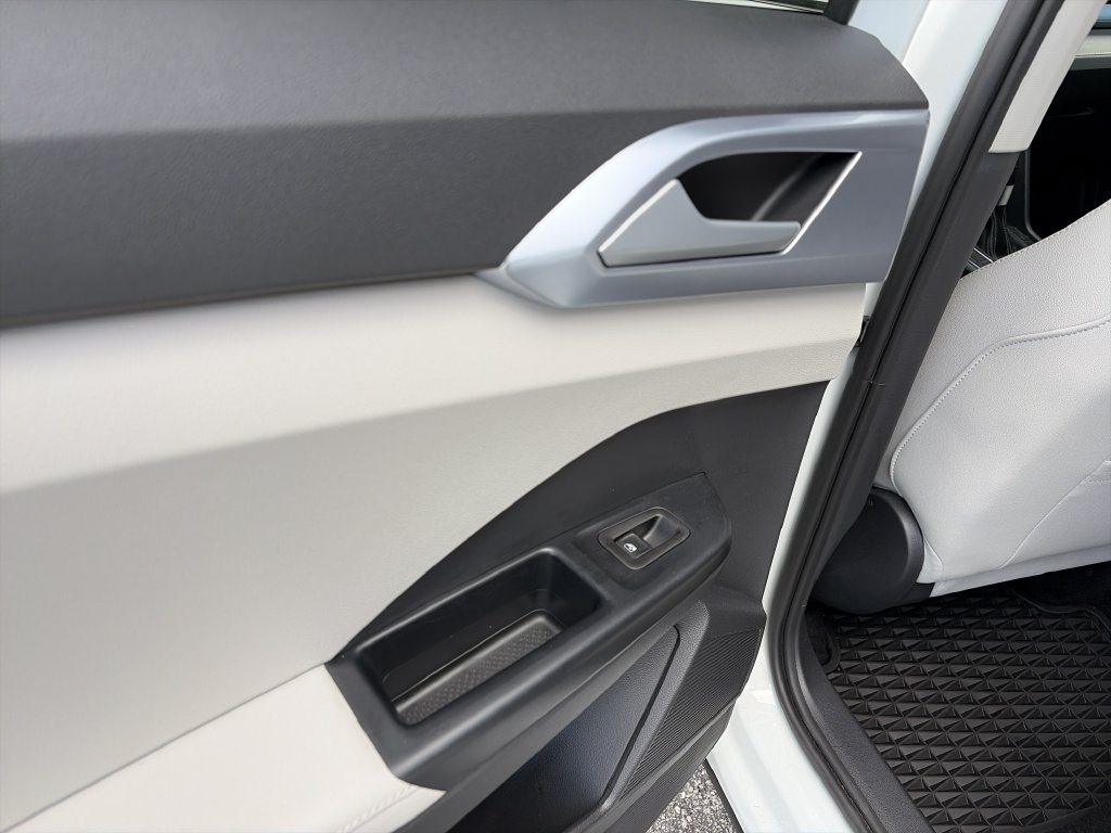 Certified 2025 Volkswagen Taos SE FWD image 17
