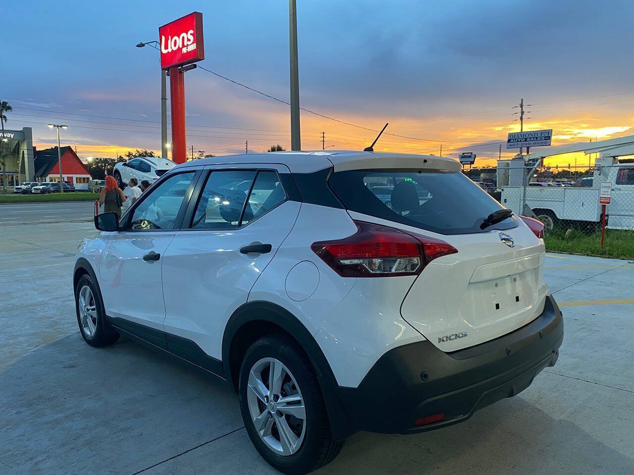Used 2020 Nissan Kicks S FWD image 3