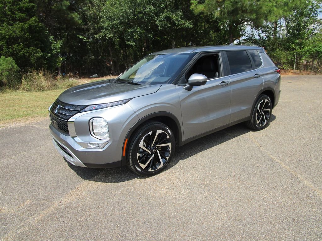 Used 2024 Mitsubishi Outlander SE image 1