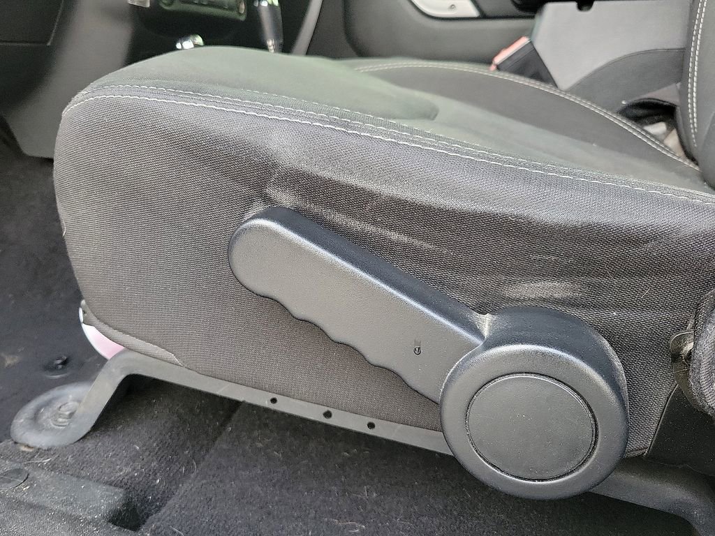 Used 2018 Jeep Wrangler Unlimited Sahara image 12