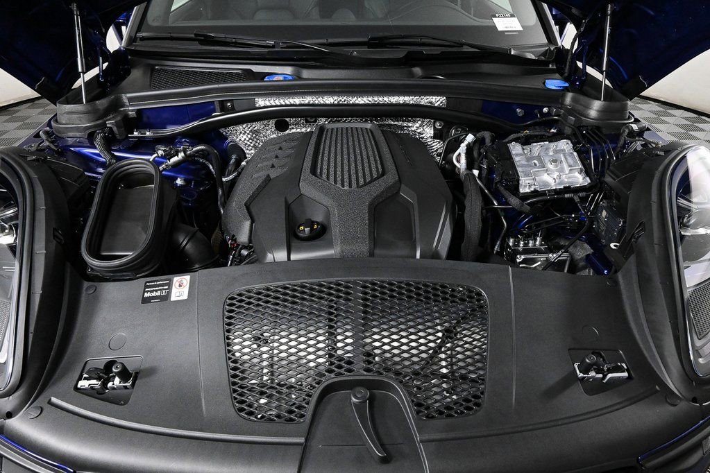 Used 2025 Porsche Macan image 36