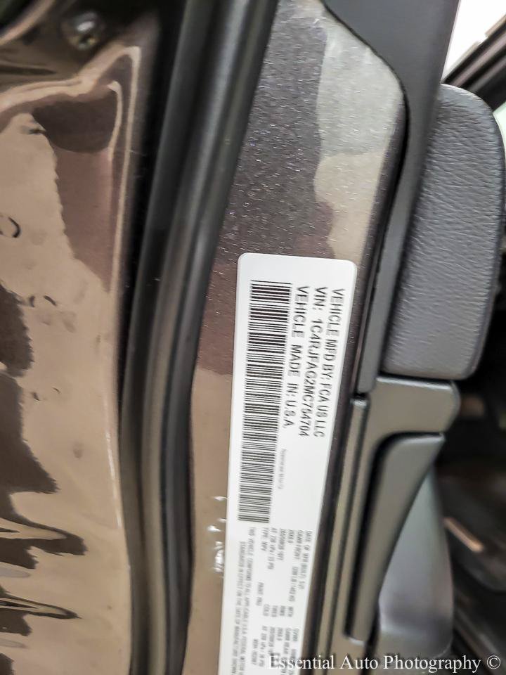 Used 2021 Jeep Grand Cherokee Laredo X AWD/4WD image 36