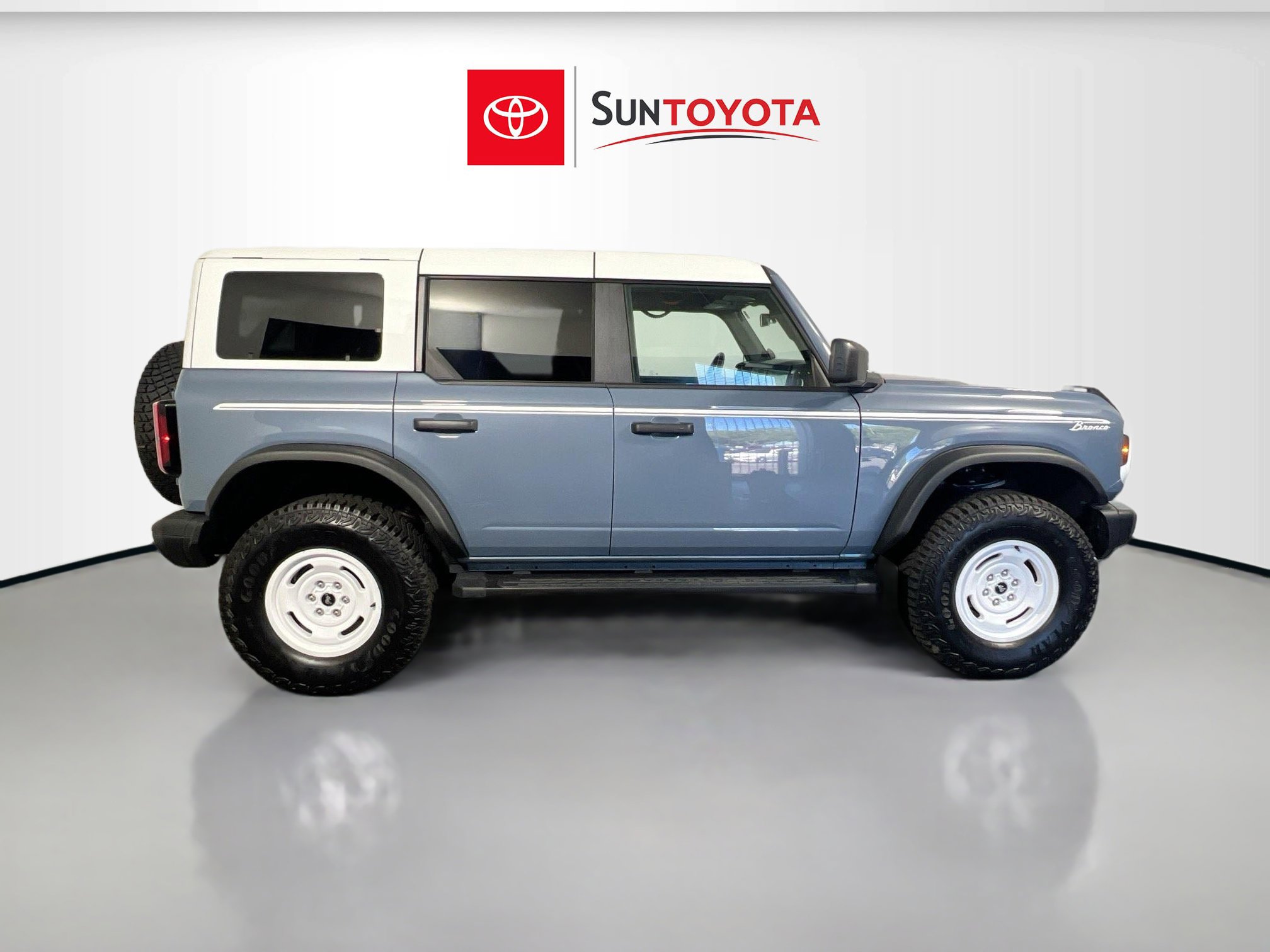 Used 2023 Ford Bronco Heritage Edition AWD/4WD image 2