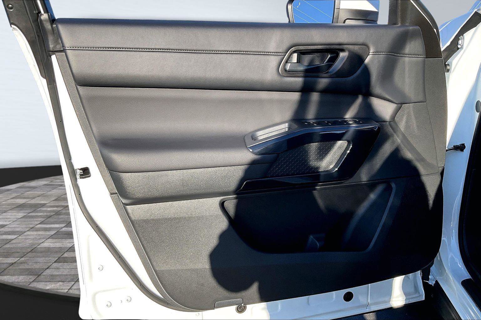 Used 2025 Nissan Pathfinder SV w/ SV Premium Package image 23