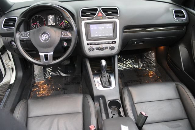 Used 2013 Volkswagen Eos Executive FWD image 2