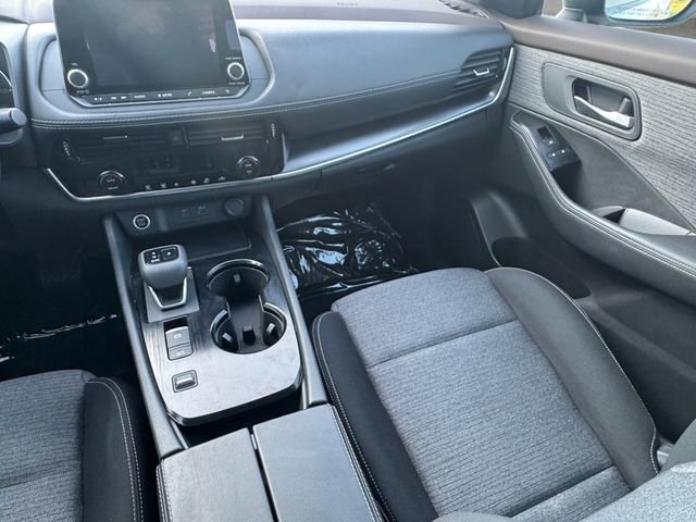 Used 2023 Nissan Rogue SV image 3