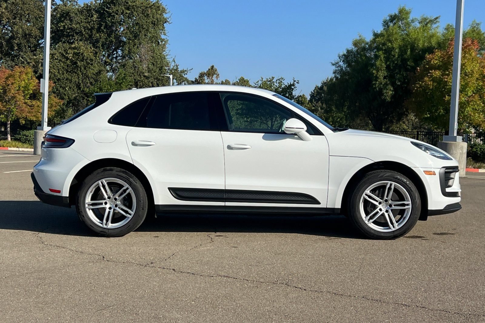Used 2024 Porsche Macan AWD/4WD image 3