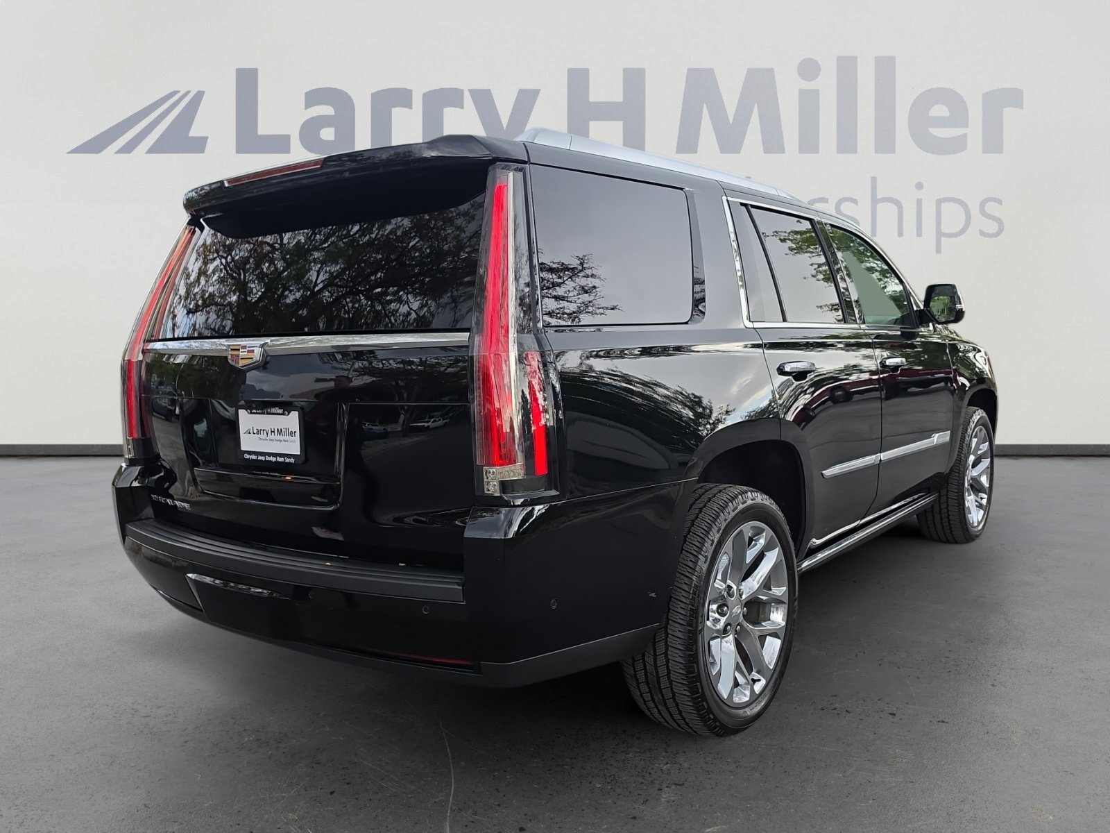 Used 2017 Cadillac Escalade Platinum AWD/4WD image 5