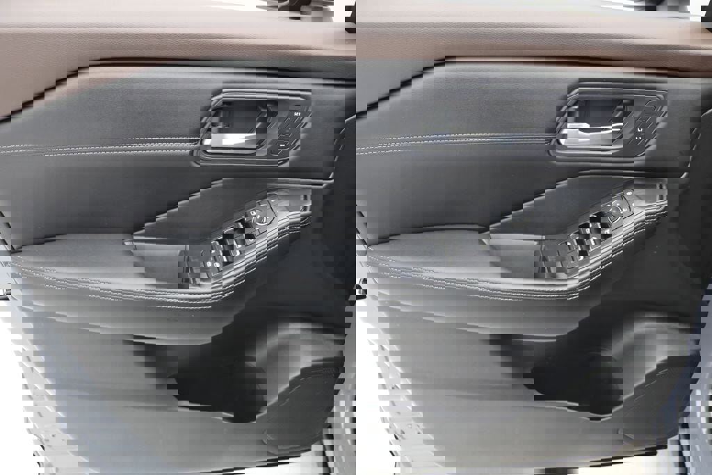 Used 2023 Nissan Rogue SL w/ SL Premium Package image 14