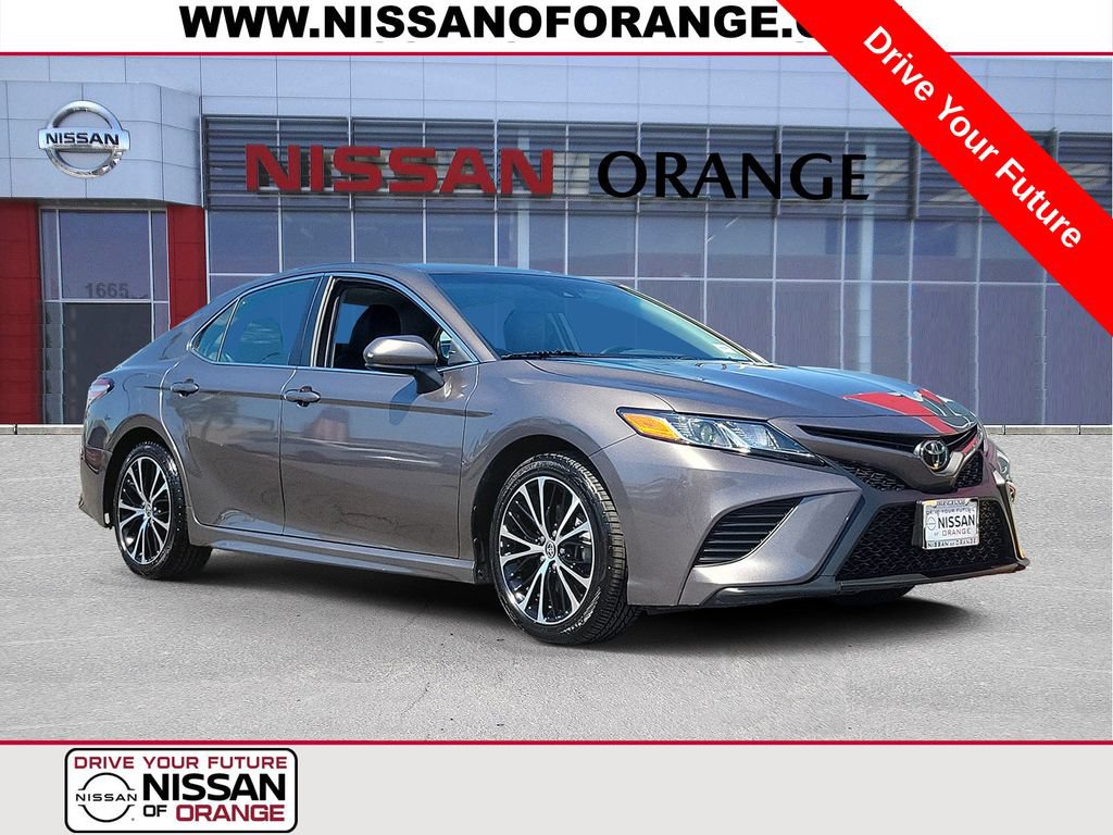 Used 2020 Toyota Camry SE FWD image 1
