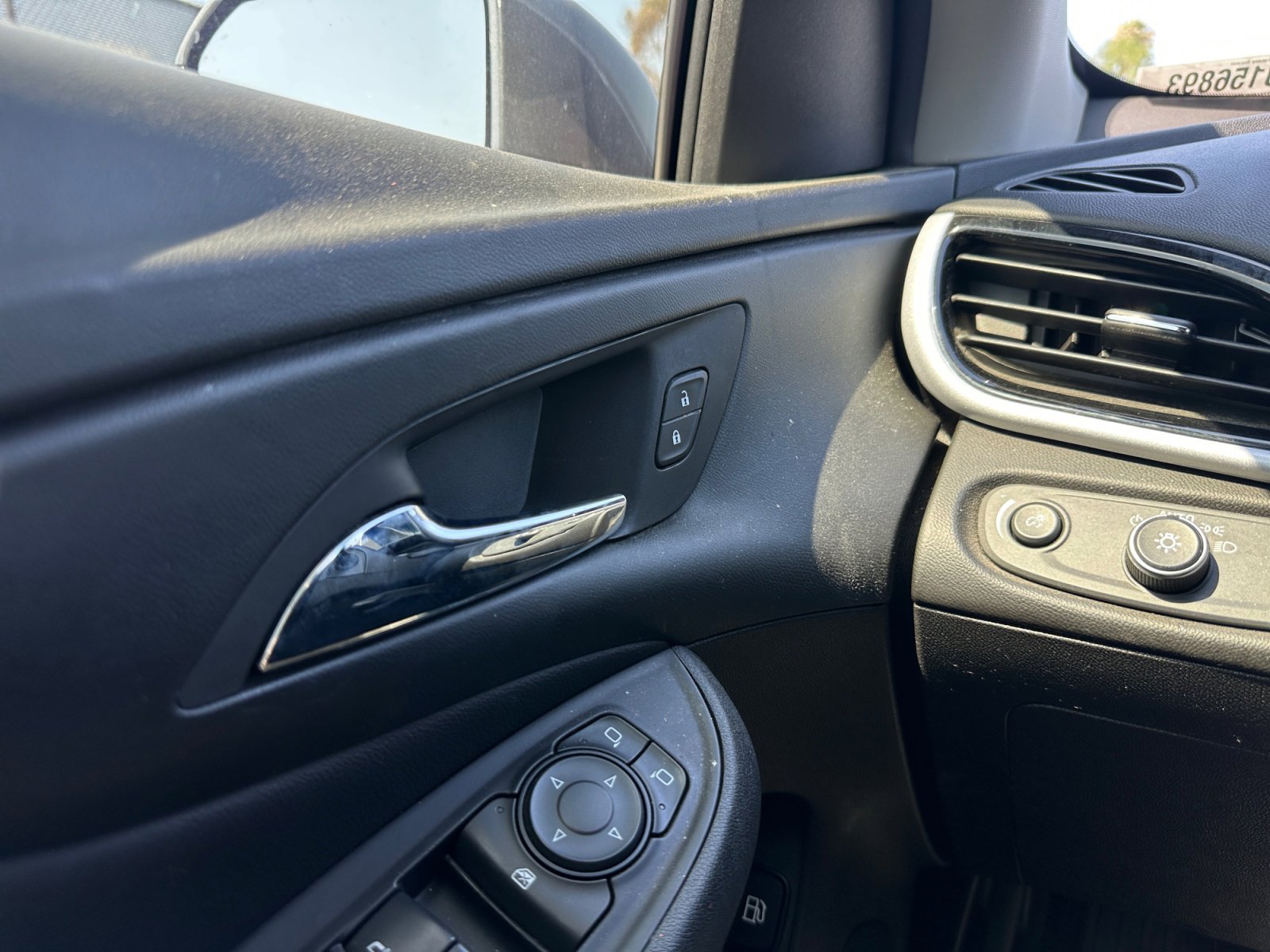 Used 2018 Chevrolet Volt LT w/ Comfort Package FWD image 25