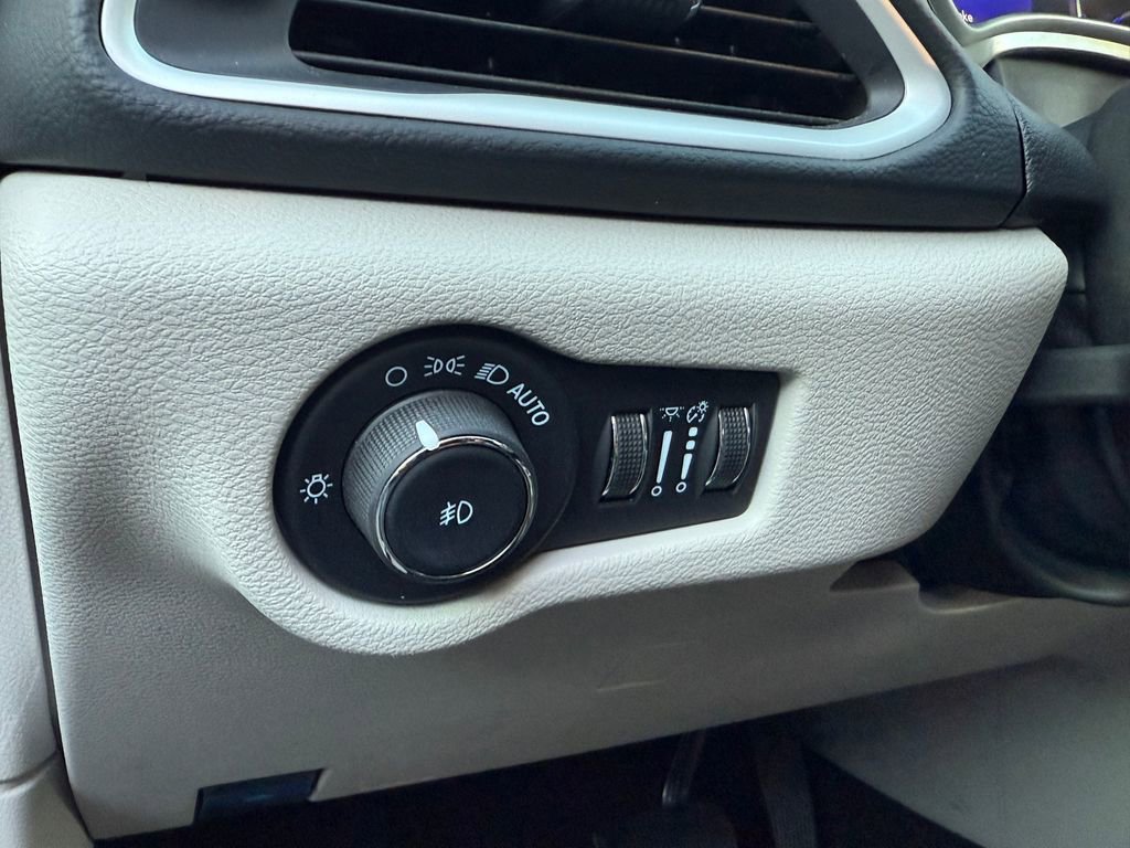 Used 2023 Chrysler Pacifica Touring-L image 15