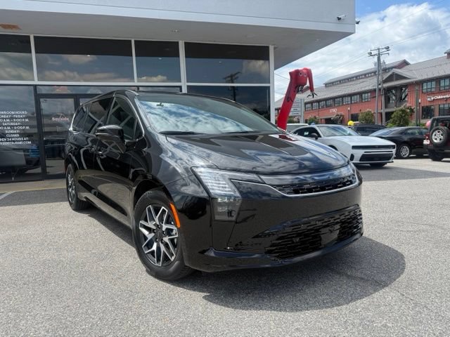 New 2027 Chrysler Pacifica Limited w/ Family Tech Group FWD image 2