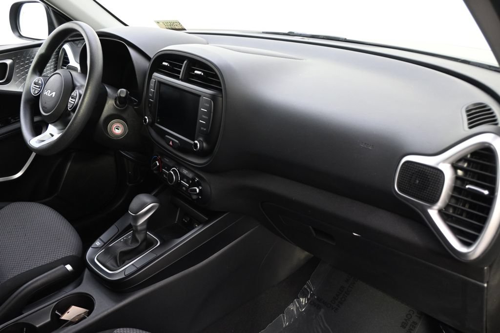 Used 2025 Kia Soul LX w/ LX Technology Package FWD image 15