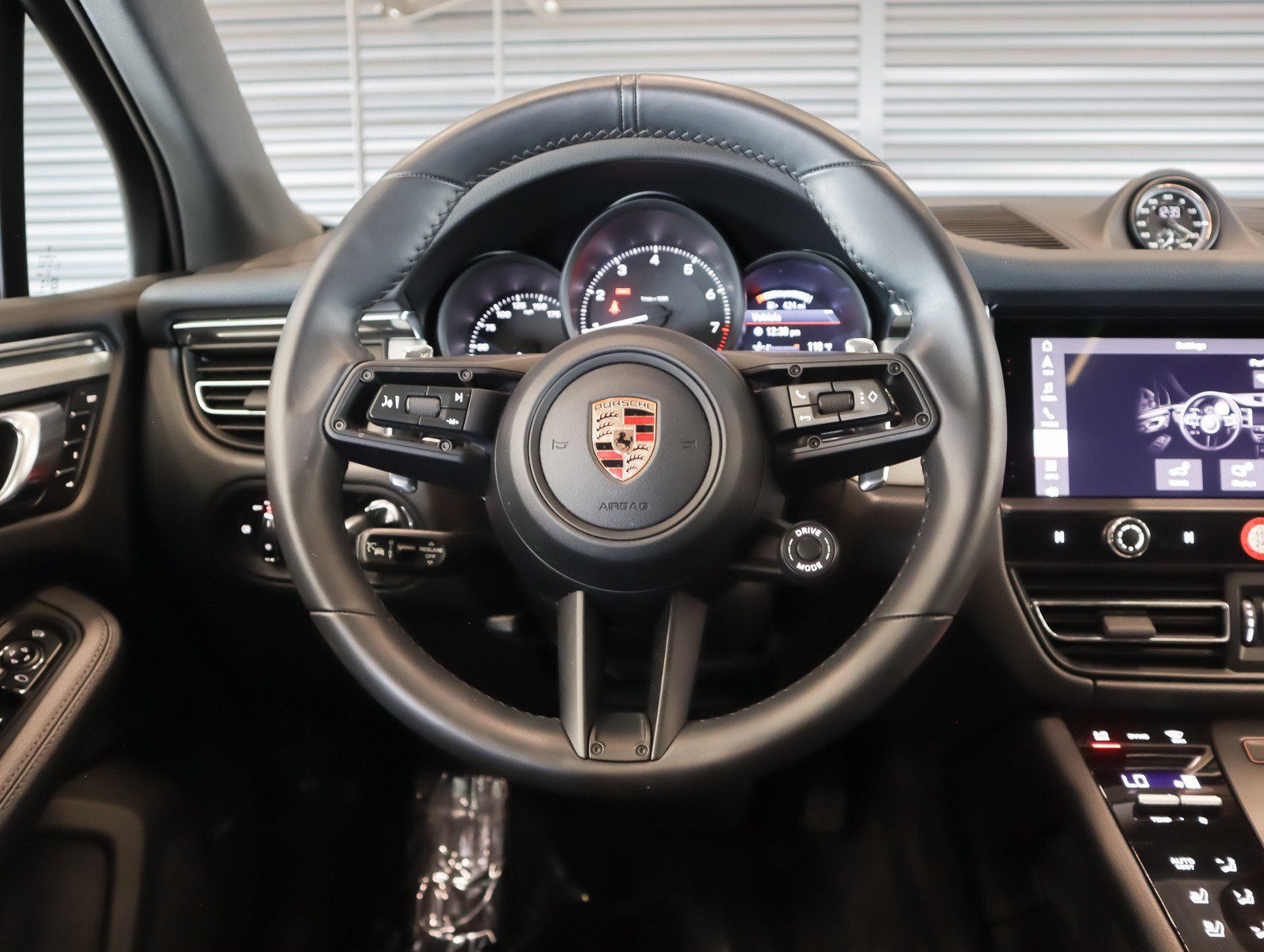 Certified 2026 Porsche Macan AWD/4WD image 15