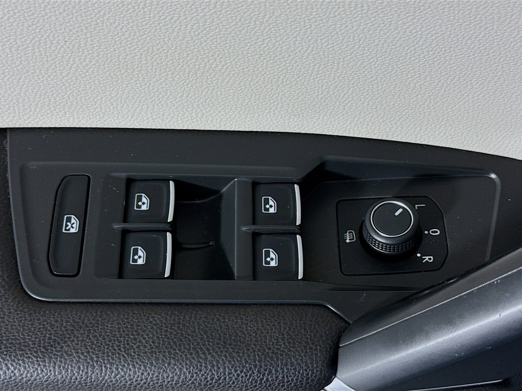 Used 2018 Volkswagen Tiguan SEL AWD/4WD image 24