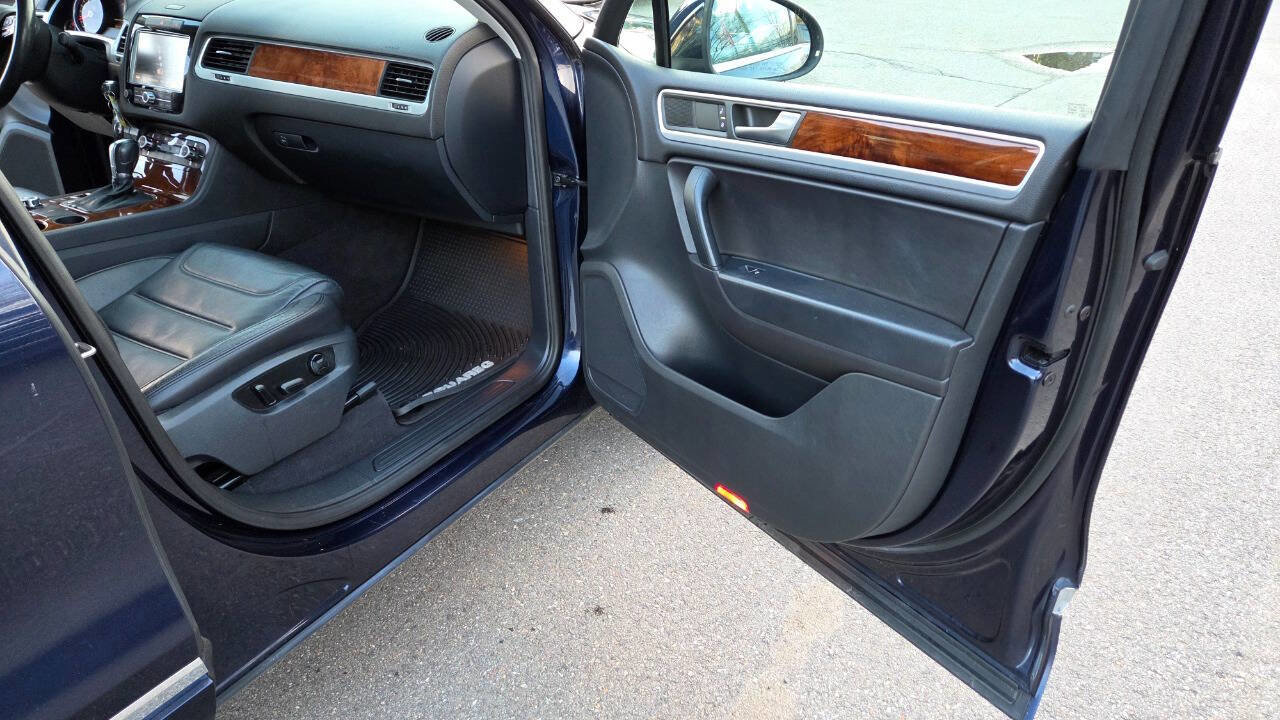 Used 2012 Volkswagen Touareg VR6 image 44