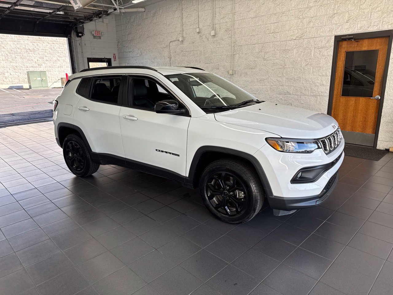 Used 2025 Jeep Compass Latitude AWD/4WD image 1