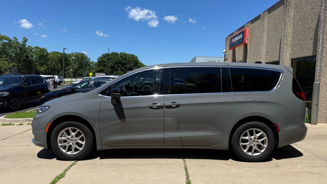 Used 2025 Chrysler Pacifica Select w/ Uconnect Theater Family Group FWD image 4