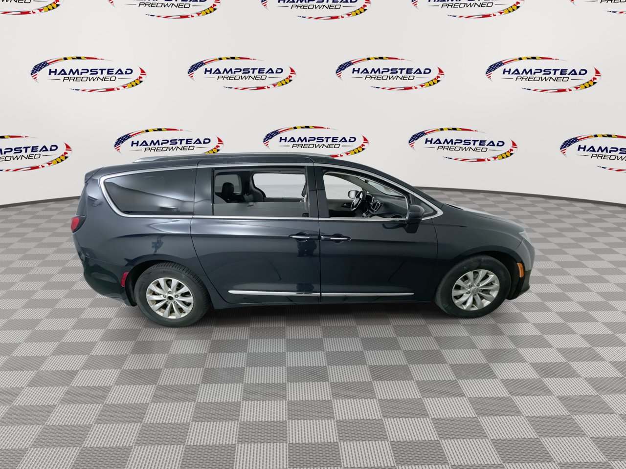 Used 2019 Chrysler Pacifica Touring-L FWD image 9
