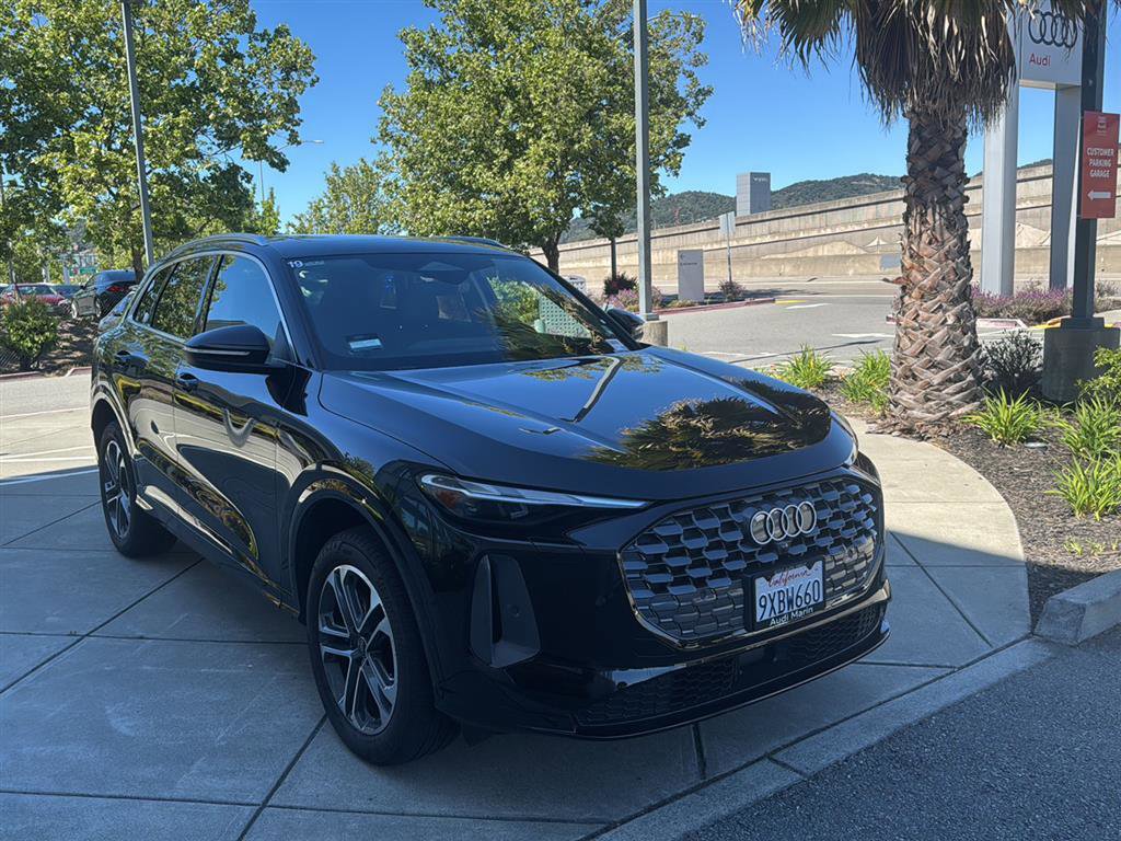 Used 2025 Audi Q5 Premium w/ Convenience Package image 4