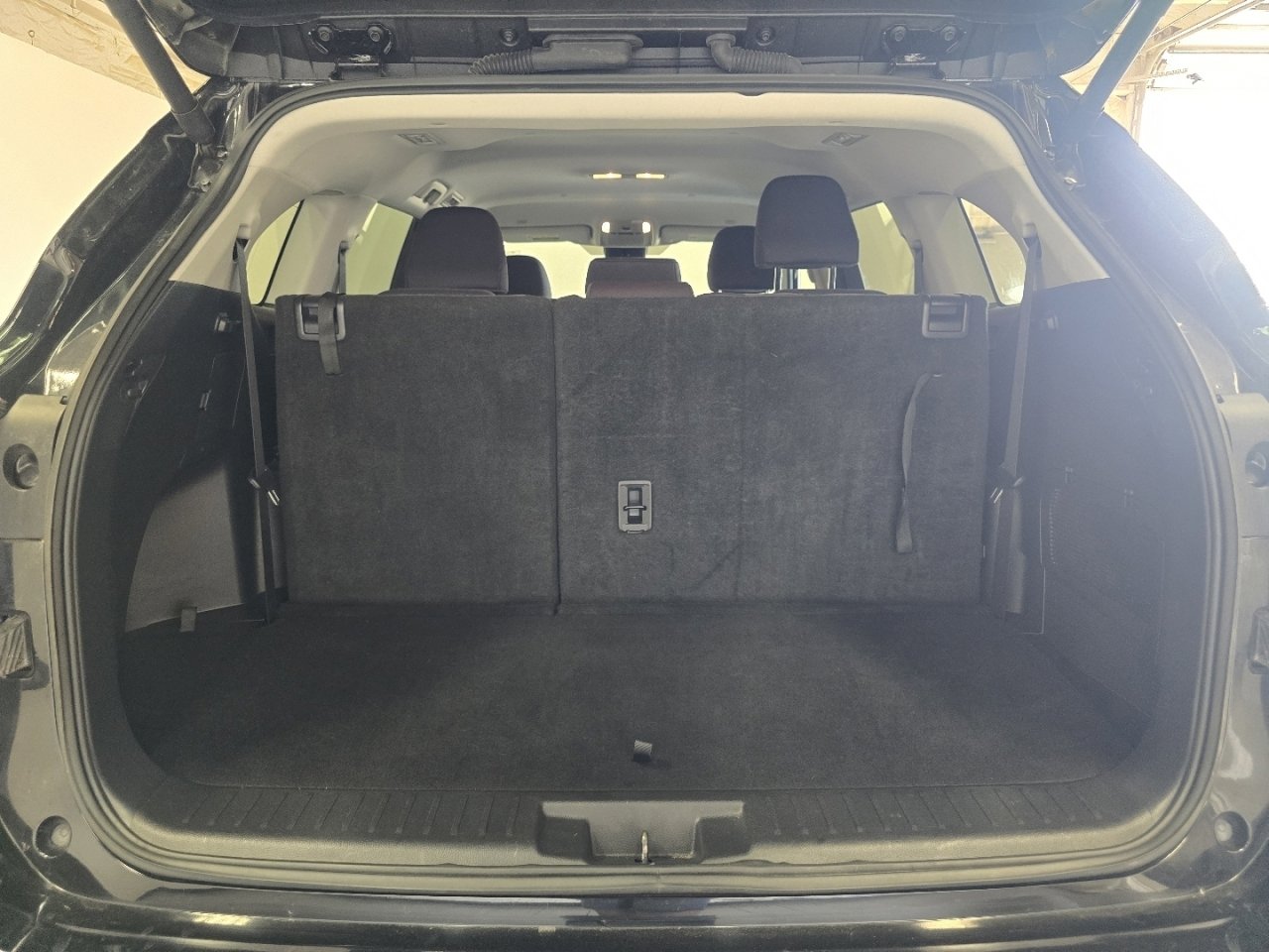 Certified 2025 Toyota Highlander LE FWD image 16