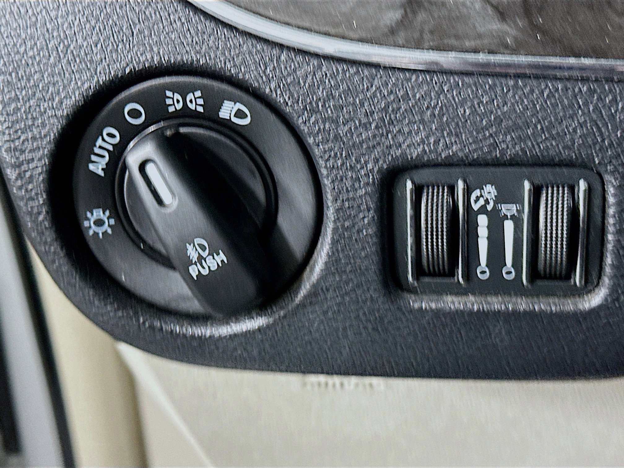 Used 2015 Chrysler Town & Country Touring FWD image 16