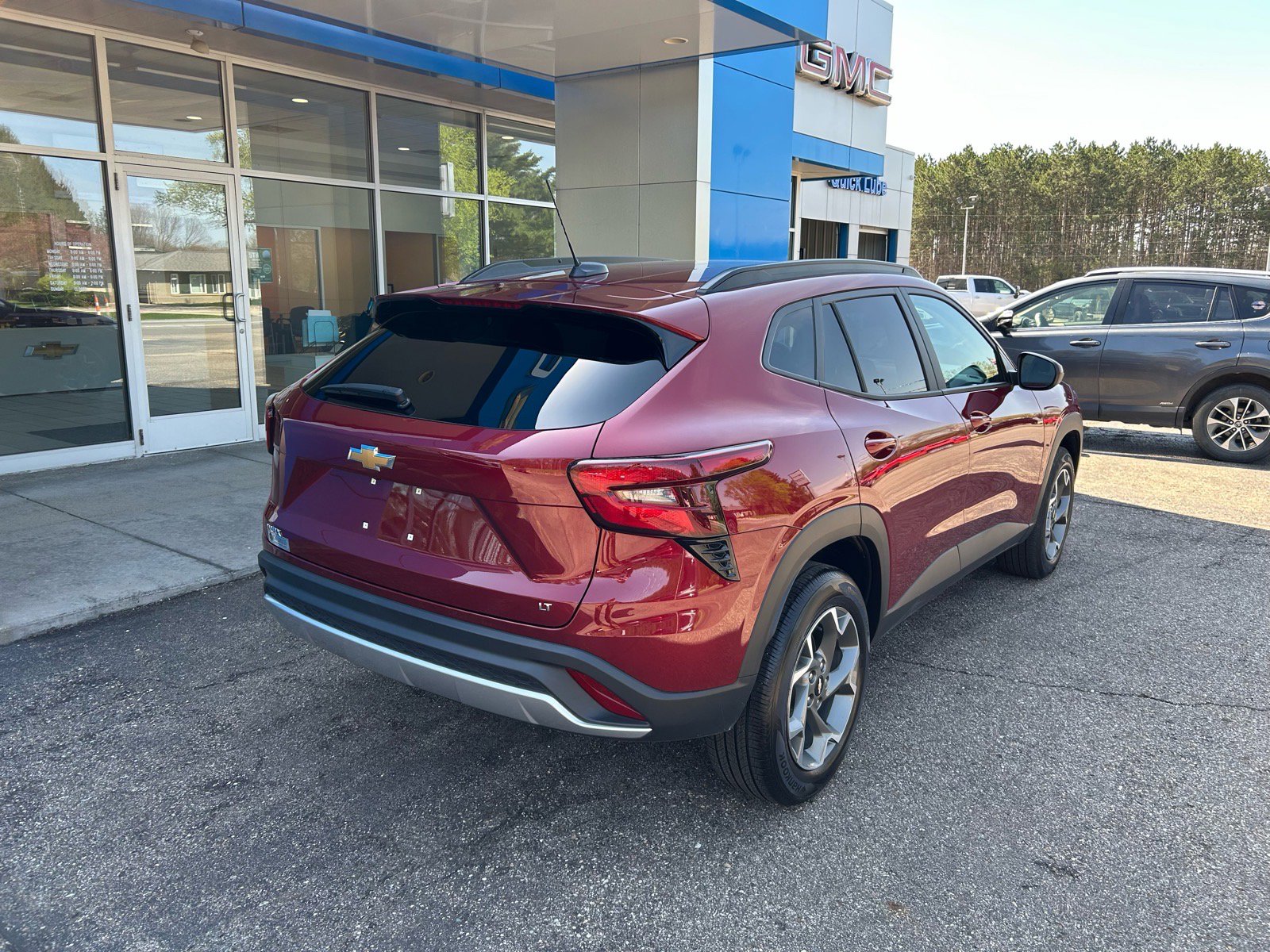 Used 2025 Chevrolet Trax LT w/ LT Convenience Package FWD image 4