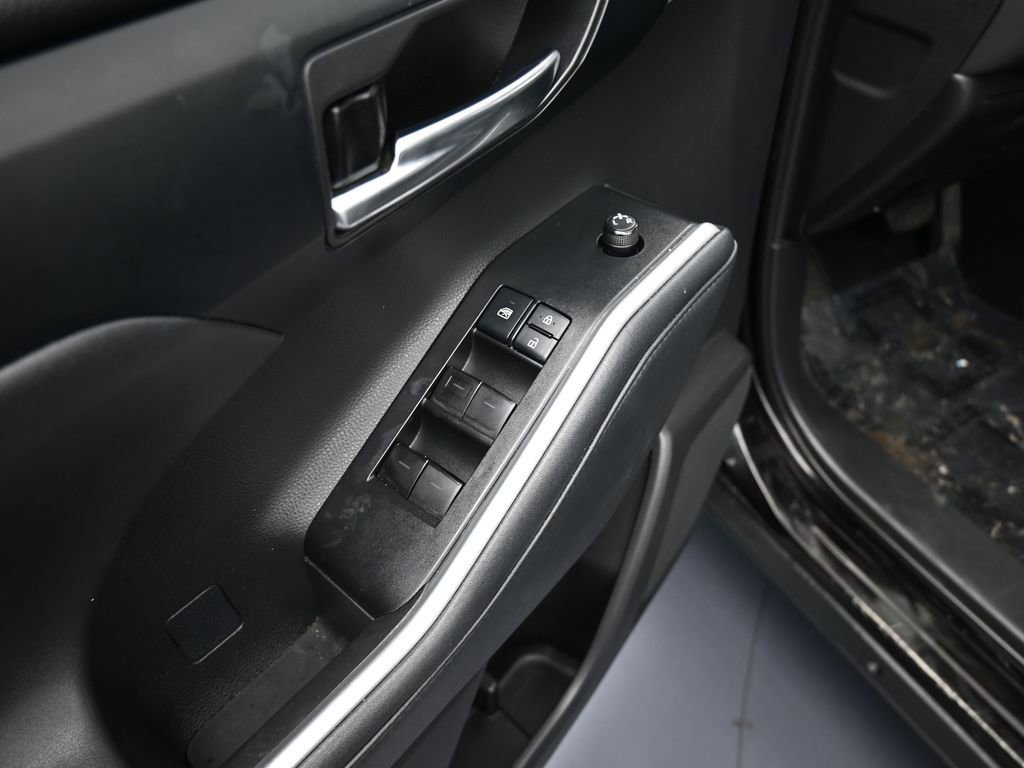 Used 2021 Toyota Highlander XLE image 13