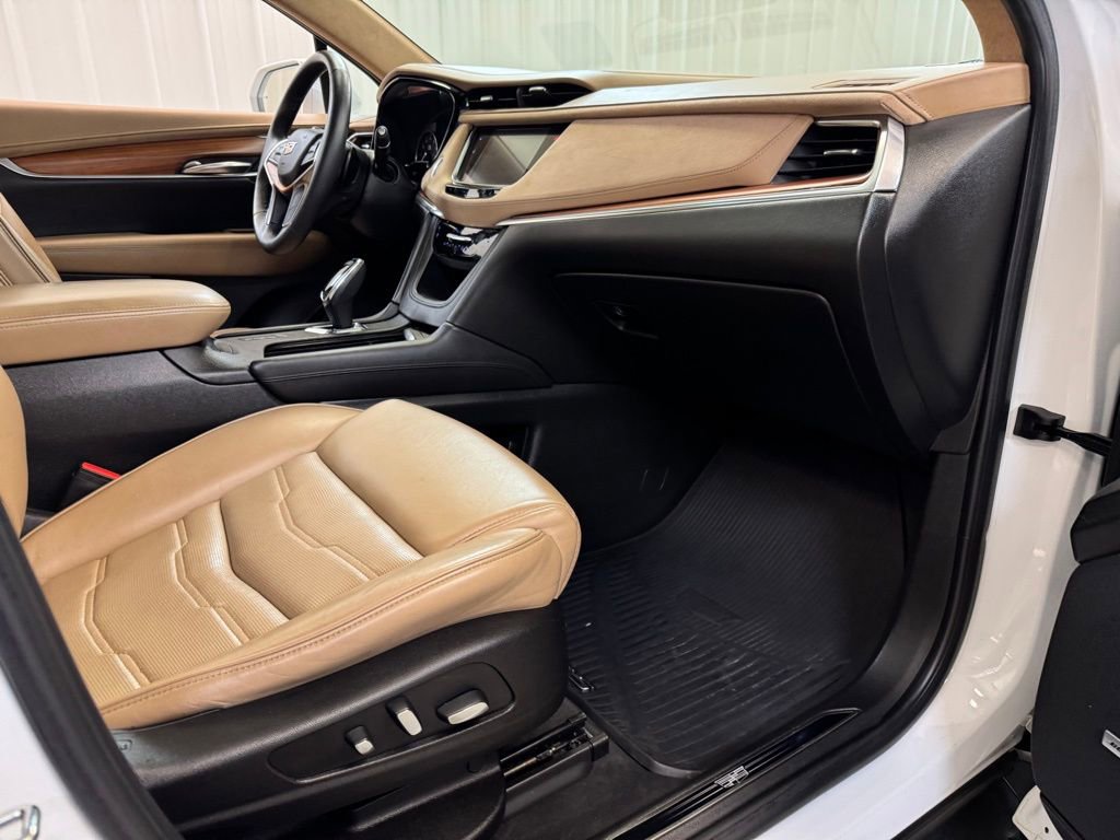 Used 2017 Cadillac XT5 Platinum w/ Driver Assist Package image 30