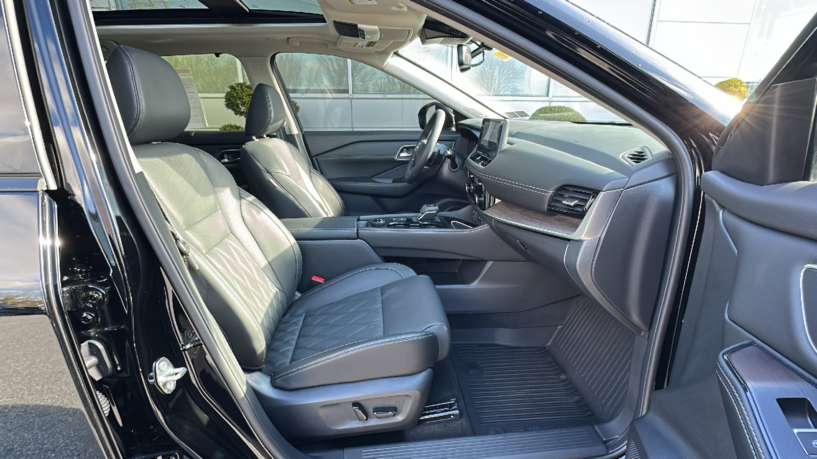 Certified 2025 Nissan Rogue Platinum w/ Platinum Premium Package image 23