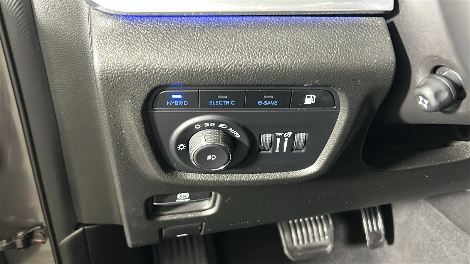 Used 2023 Jeep Grand Cherokee Overland w/ Luxury Tech Group IV AWD/4WD image 23