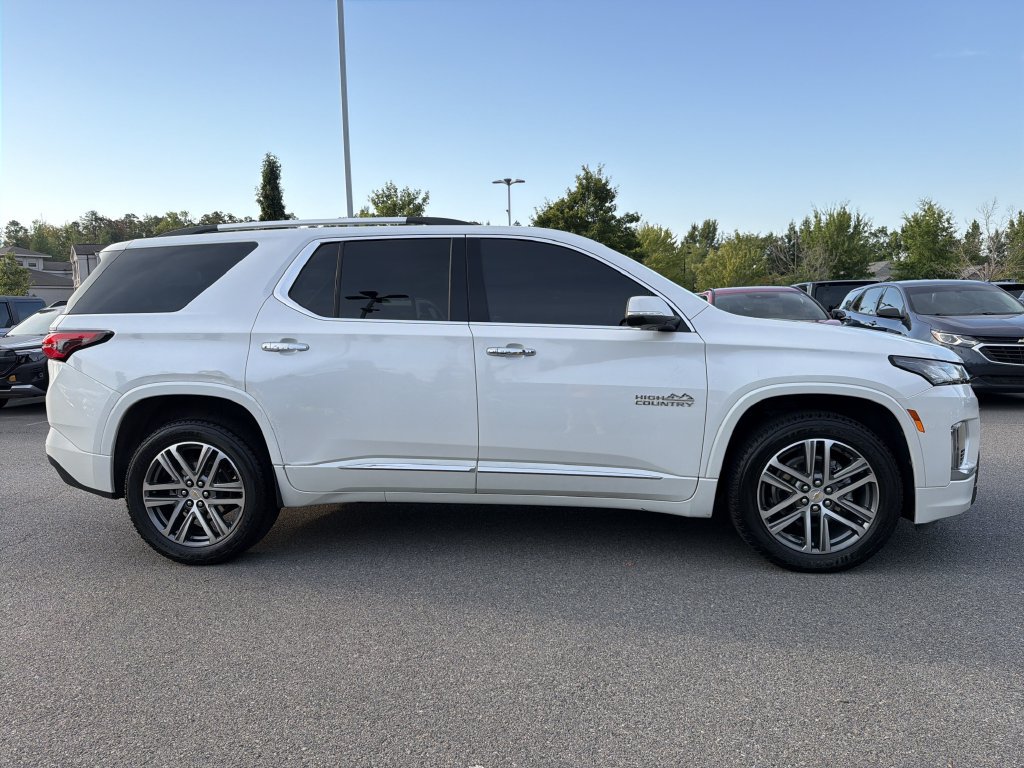 Used 2022 Chevrolet Traverse High Country FWD image 2