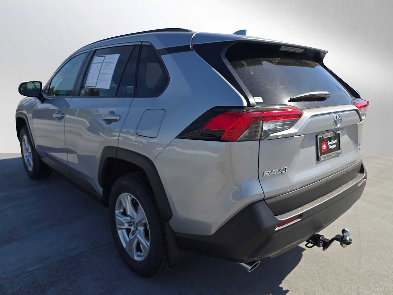 Used 2020 Toyota RAV4 XLE w/ XLE Grade Weather Package AWD/4WD image 5