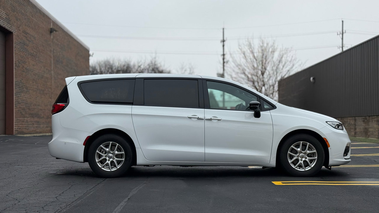 Used 2024 Chrysler Pacifica Select FWD image 8