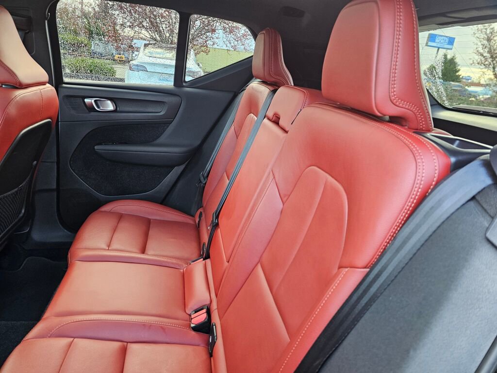 Used 2019 Volvo XC40 T4 Inscription image 21