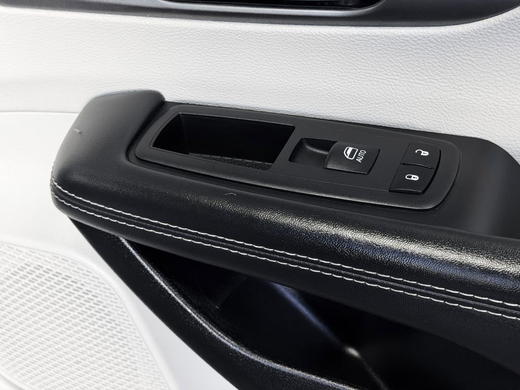 Used 2023 Chrysler Pacifica Touring-L image 28