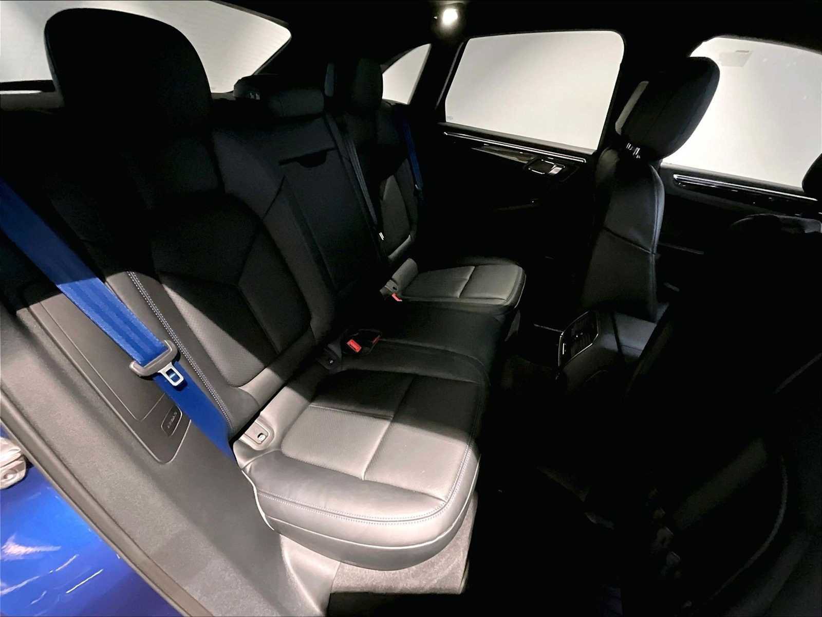 Used 2025 Porsche Macan image 32