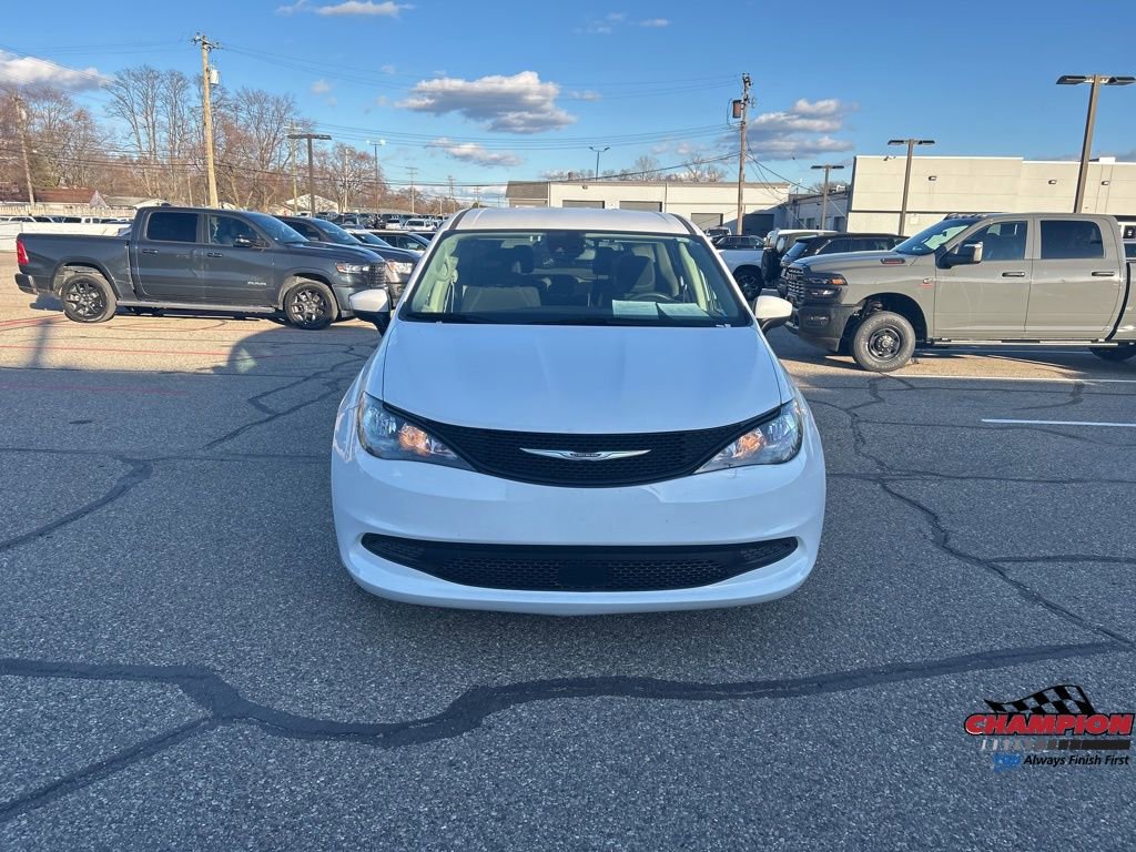 Used 2023 Chrysler Voyager LX image 9