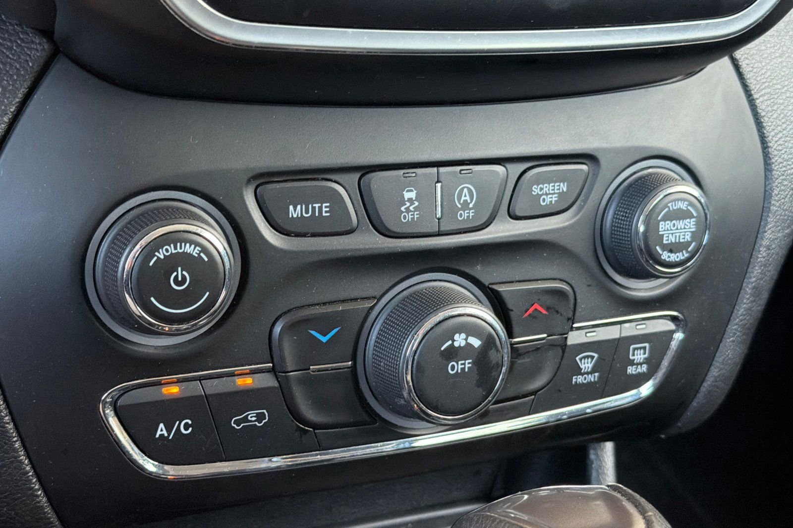 Used 2020 Jeep Cherokee Latitude FWD image 19