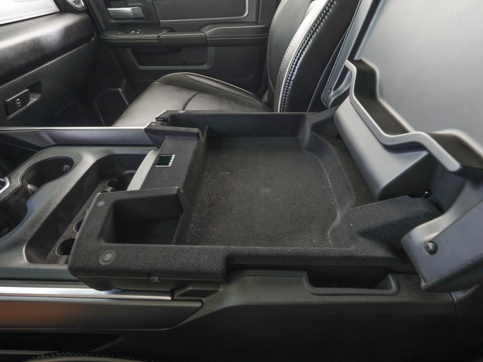 Used 2025 RAM 3500 Laramie w/ Sport Appearance Package image 28