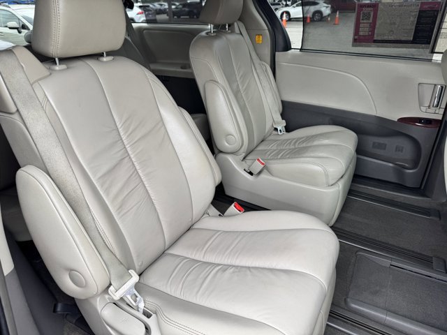 Used 2012 Toyota Sienna XLE image 21