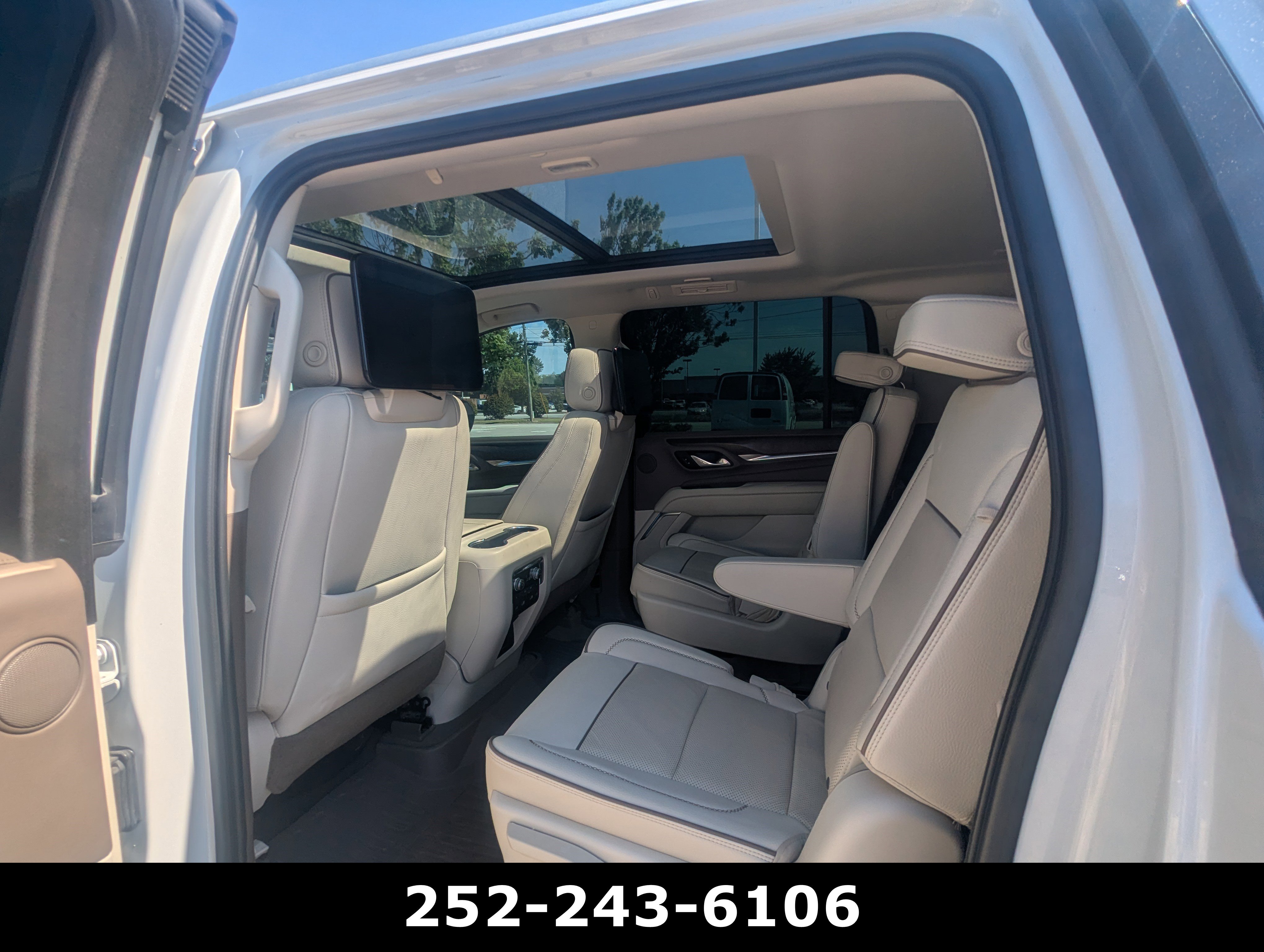 Used 2021 GMC Yukon XL Denali w/ Denali Premium Package AWD/4WD image 12