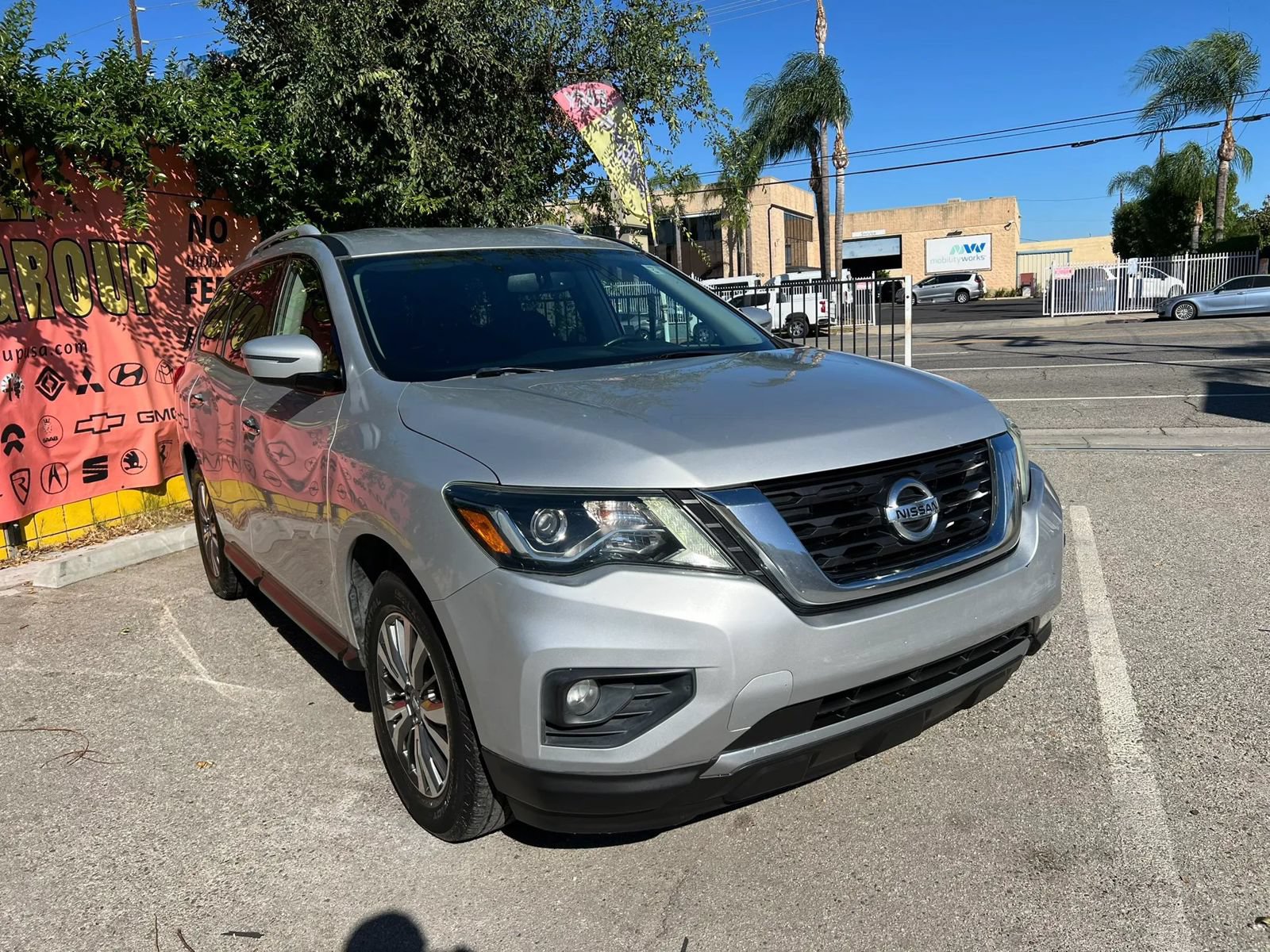 Used 2019 Nissan Pathfinder SV FWD image 3