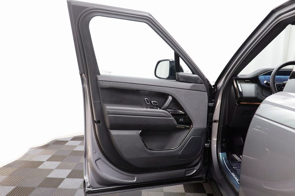 Used 2025 Land Rover Range Rover Sport SE image 3