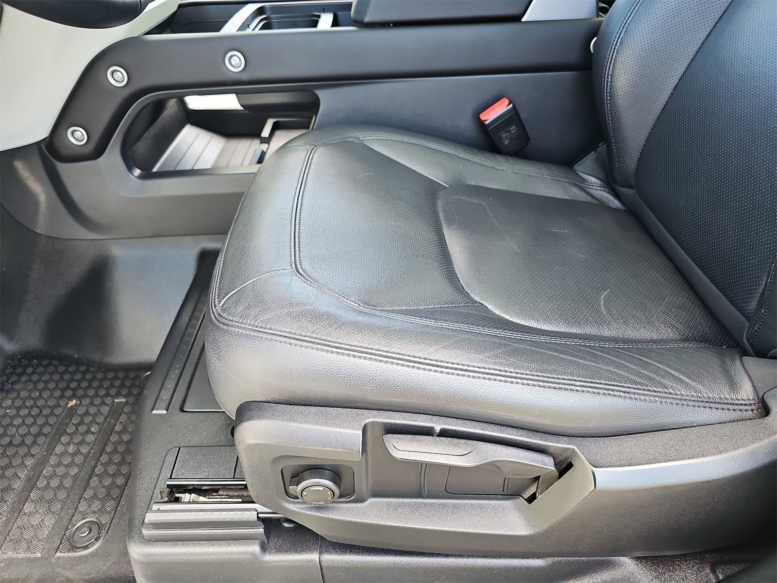 Used 2024 Land Rover Defender 90 S image 26