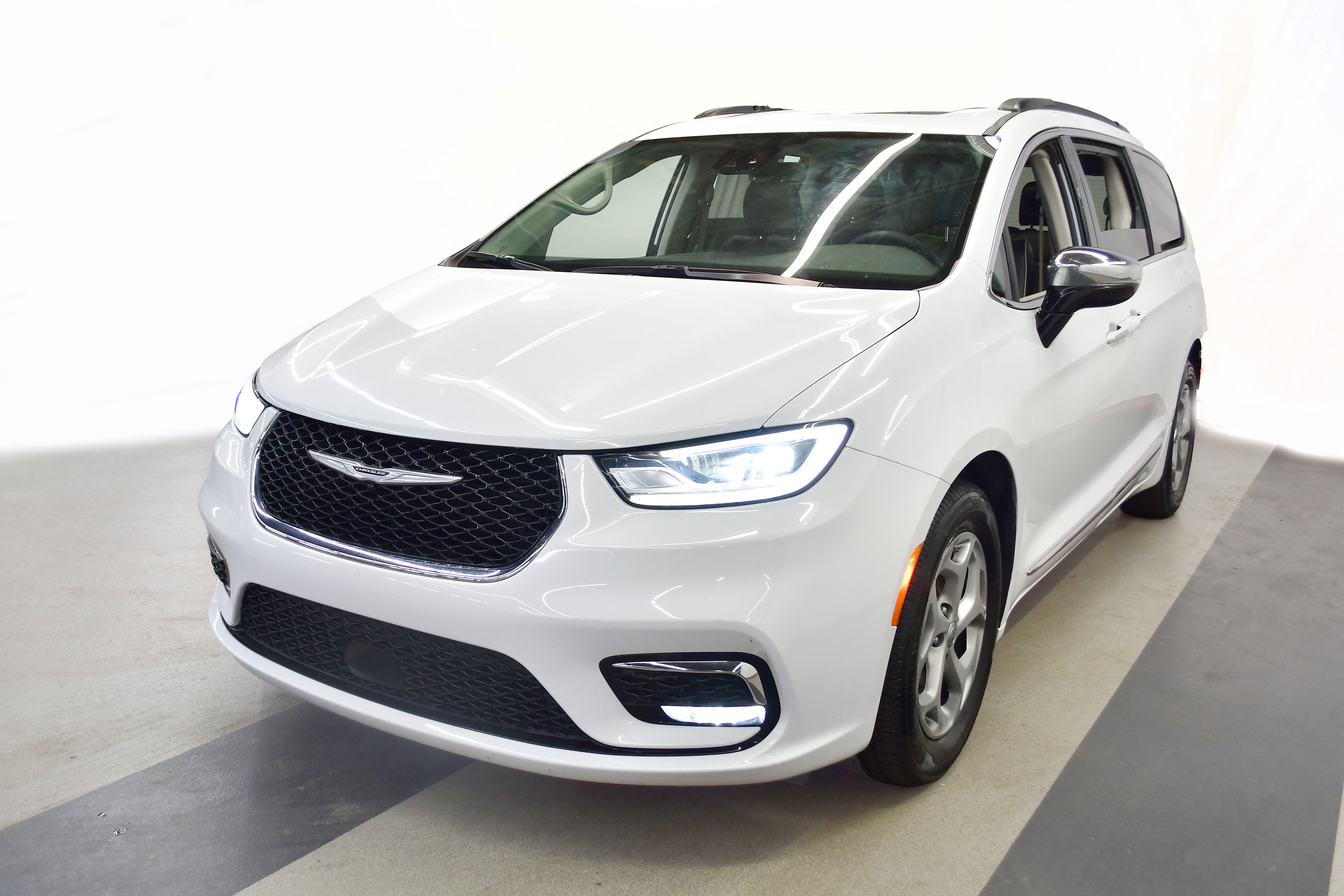 Used 2023 Chrysler Pacifica Limited FWD image 4