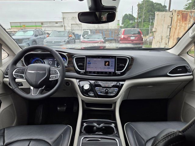 Used 2024 Chrysler Pacifica Limited FWD image 25