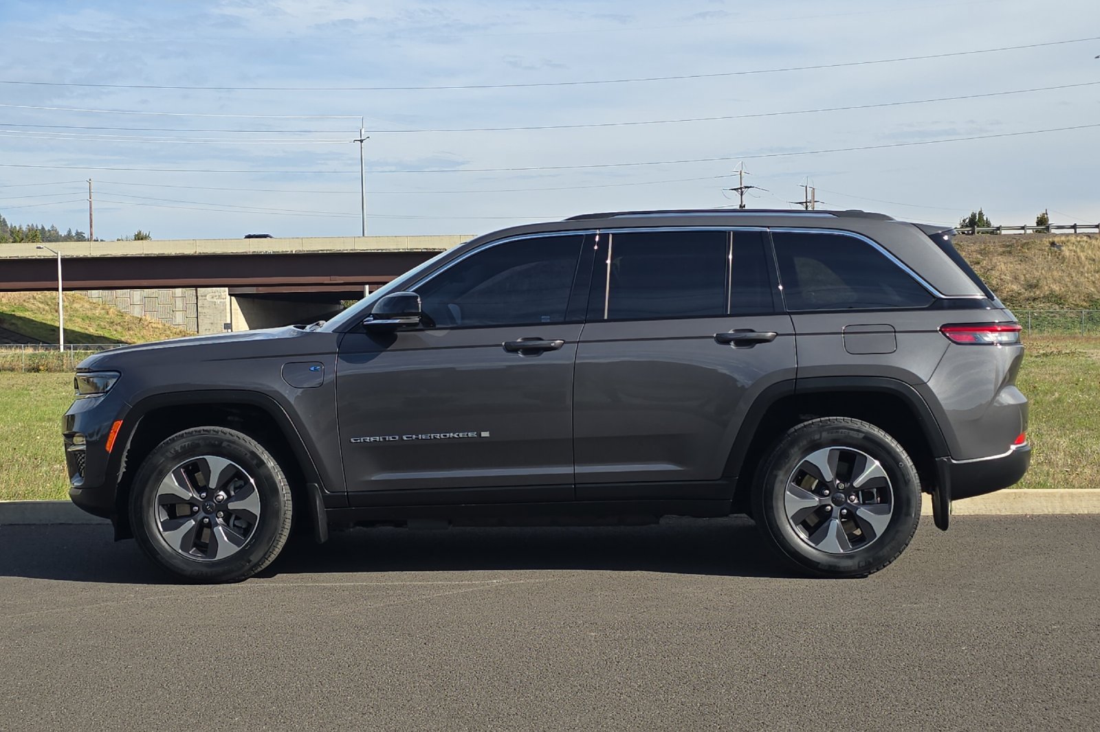 Used 2022 Jeep Grand Cherokee Limited 4xe w/ Luxury Tech Group II AWD/4WD image 6