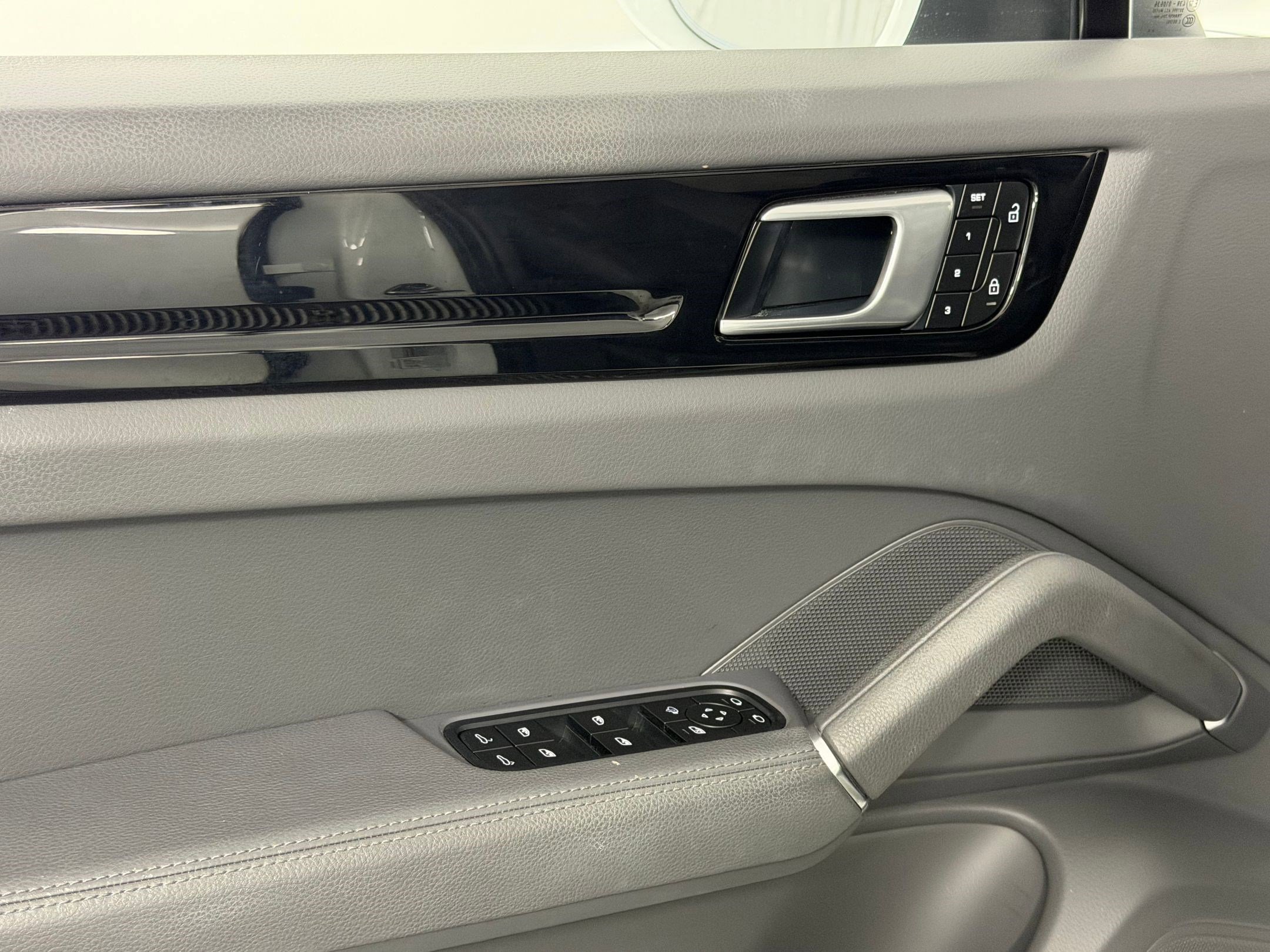 Used 2022 Porsche Cayenne image 15